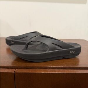 OOfos Ooriginal black sandals sz 7